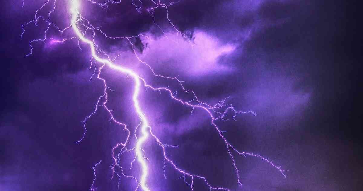 Debido al mal estado de la vía que comunica hacia la vereda La Piedra, la ambulancia solo pudo llegar hasta cierto punto y allí esperar al joven. 