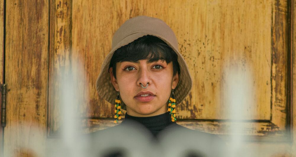 Isabel Ramirez Ocampo es 'La Muchacha', cantautora manizaleña que presentará su nuevo álbum 'Más Canciones Crudas' en el Teatro Mayor Julio Mario Santo Domingo.