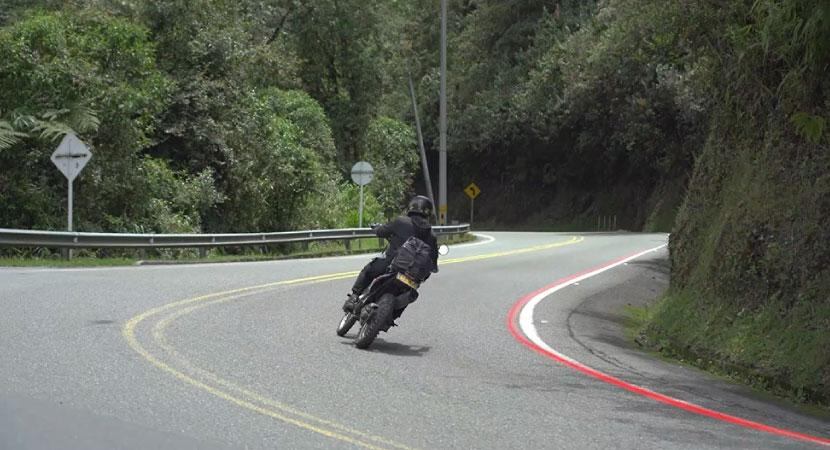 Las líneas rojas sirven para reforzar la información sobre una zona de alta accidentalidad.