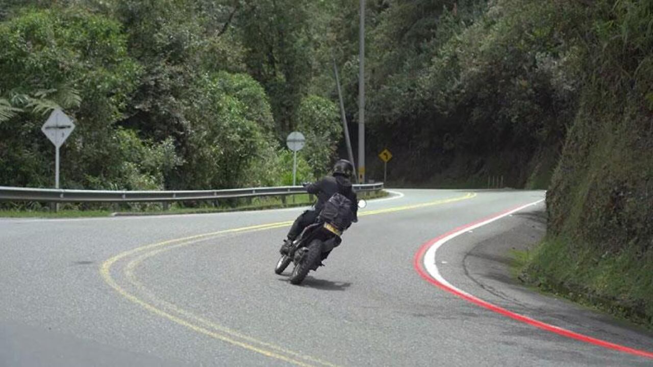 Las líneas rojas sirven para reforzar la información sobre una zona de alta accidentalidad.