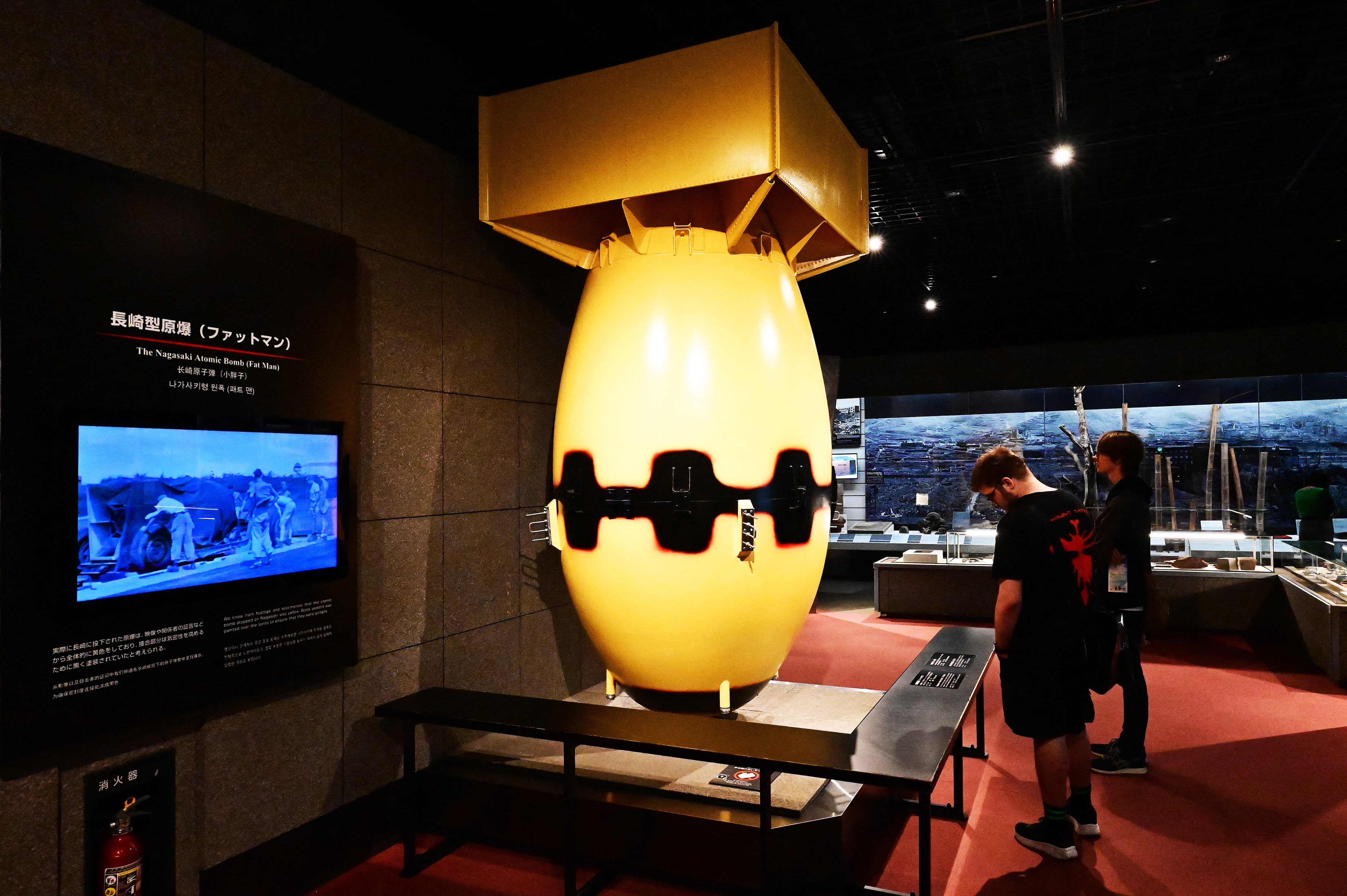 Japón. Nagasaki. Visitantes en el Museo de la Bomba Atómica observan a Fat Boy, la bomba lanzada sobre Nagasaki el 9 de agosto de 1945. (Foto de Antoine Lorgnier / Only World / Only France vía AFP)