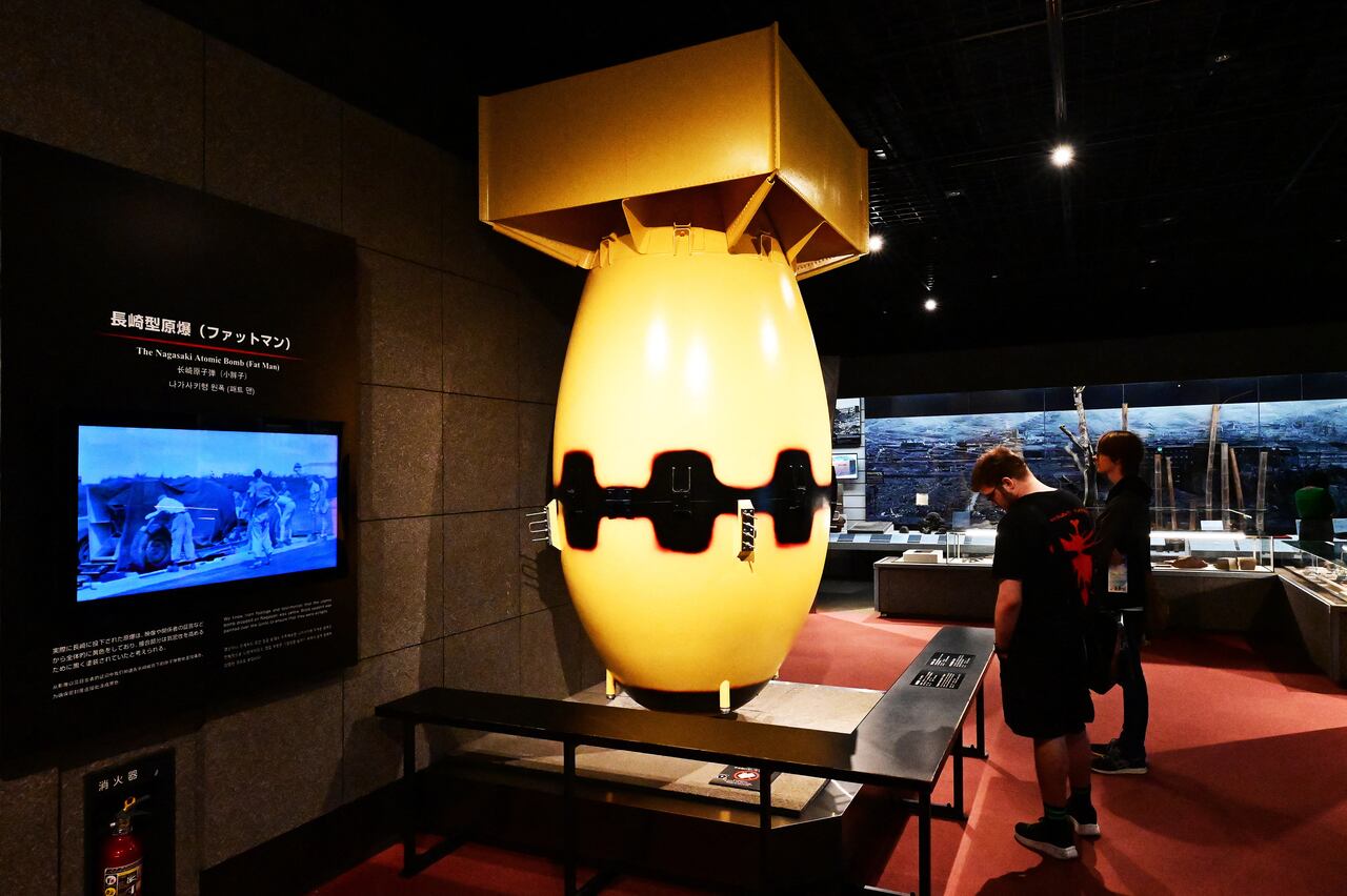Japón. Nagasaki. Visitantes en el Museo de la Bomba Atómica observan a Fat Boy, la bomba lanzada sobre Nagasaki el 9 de agosto de 1945. (Foto de Antoine Lorgnier / Only World / Only France vía AFP)