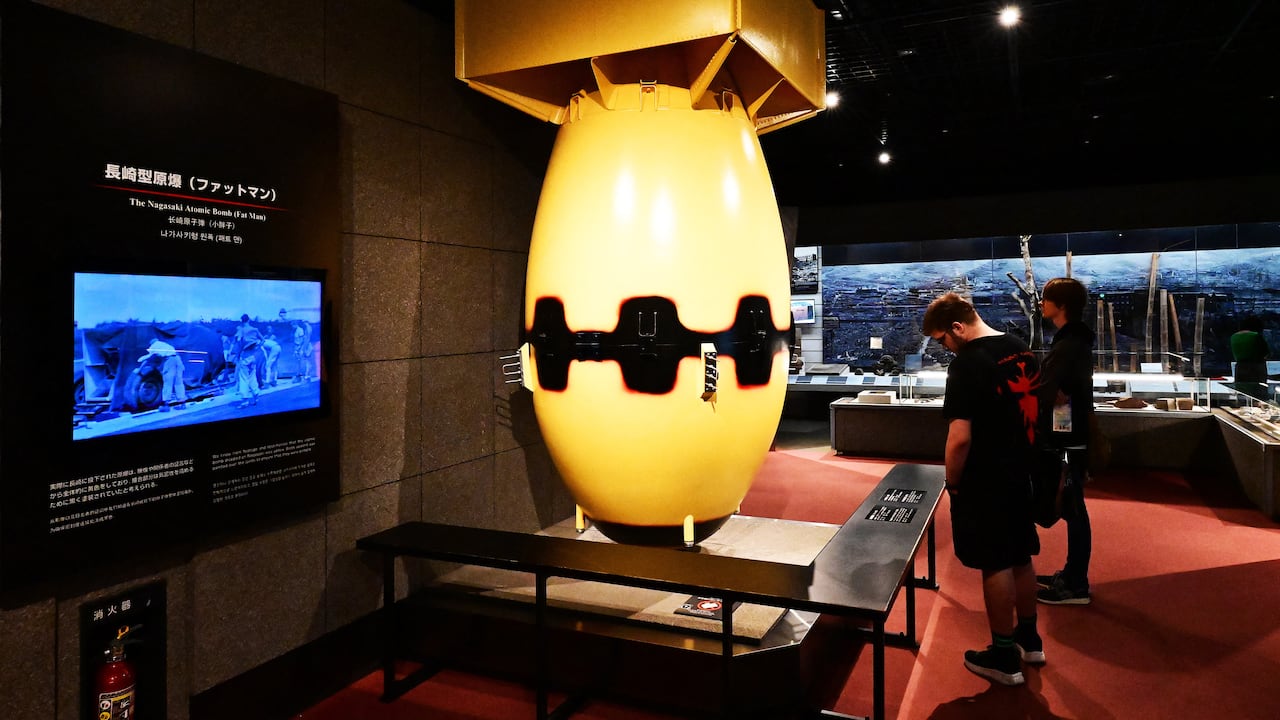 Japón. Nagasaki. Visitantes en el Museo de la Bomba Atómica observan a Fat Boy, la bomba lanzada sobre Nagasaki el 9 de agosto de 1945. (Foto de Antoine Lorgnier / Only World / Only France vía AFP)