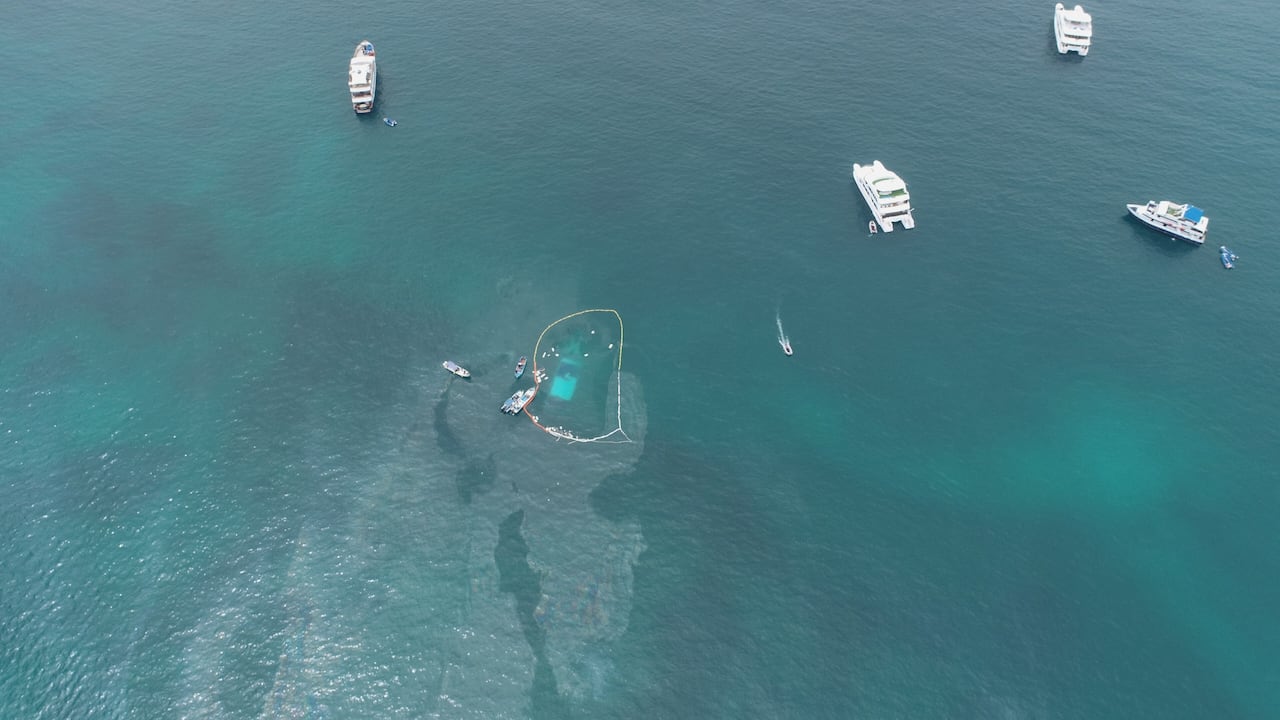 En la zona primera del siniestro se colocaron barreras de contención, (Photo by PARQUE NACIONAL GALAPAGOS / AFP)
