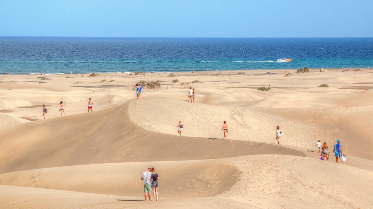 La playa de Maspalomas es un lugar muy visitado en Islas Canarias (España).