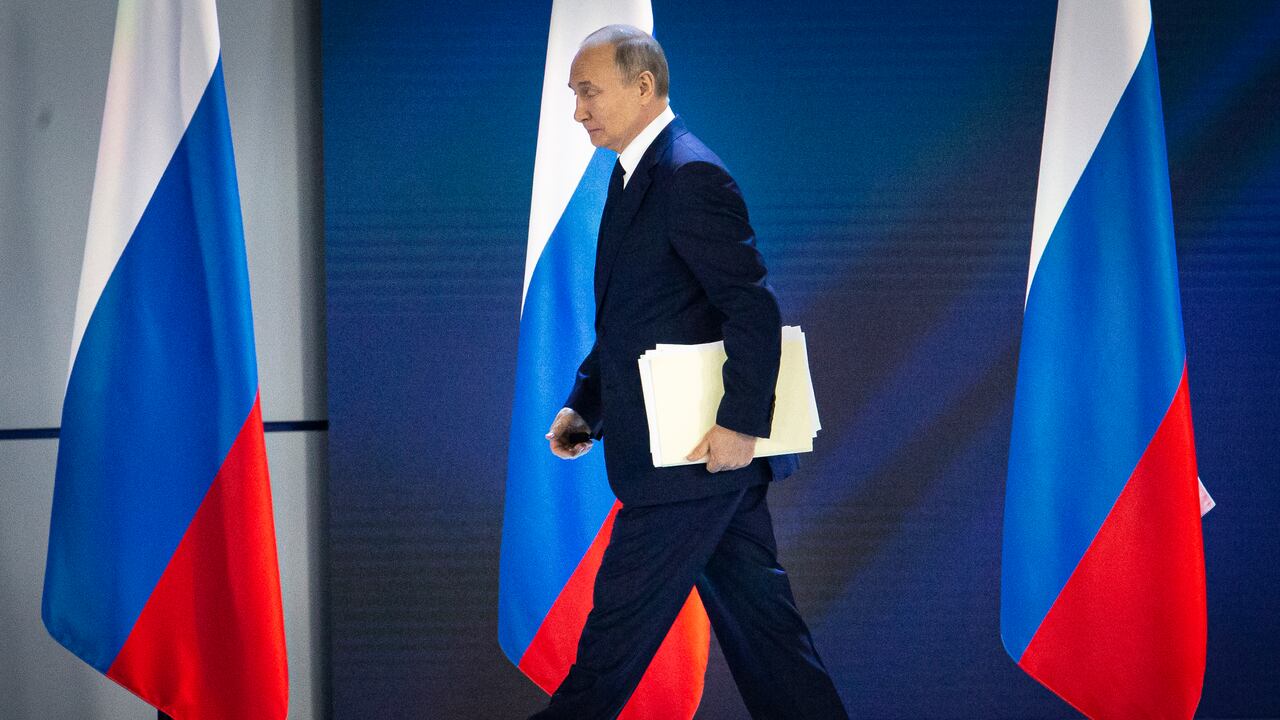 Vladimir Putin invitó a los rusos a vacunarse contra el virus de la covid-19 y definió la vacunación como un gesto “necesario”. (AP Photo/Alexander Zemlianichenko)