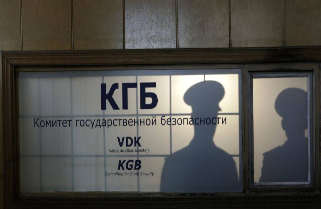 OVNIS Y LA U.S.S.R.: En 1967 un astrónomo soviético pidió un esfuerzo de todos los científicos del mundo para determinar la naturaleza de los objetos voladores no identificados. El científico Feliks Zigel, considerado el padre de la ufología rusa, estaba tan convencido de su existencia que aseguraba que tanto la Unión Soviética como los Estados Unidos lo sabían, pero preferían negarlo. Su preocupación provenía de por lo menos 200 registros de supuestos avistamientos de una “media luna luminosa de color naranja..., un poco más opaca que la luna”. Tales sospechas finalmente dieron lugar a un estudio encargado por las autoridades soviéticas en 1978 para investigar fenómenos paranormales. 18. Imagen: quo.es