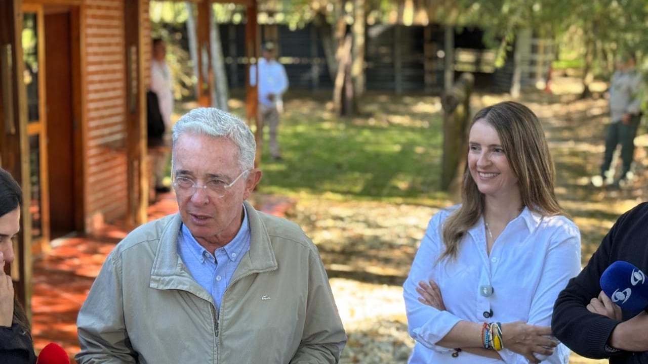 La candidata presidencial Paloma Valencia visitó a Álvaro Uribe en su finca, ubicada en Llanogrande, tras las intimidaciones que recibió el exmandatario.
