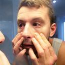 Hombre mirándose a los ojos en el espejo - Foto de referencia