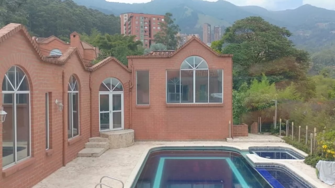 Este es el excontralor de Antioquia que desalojaron de su mansión en El Poblado junto con su familia.