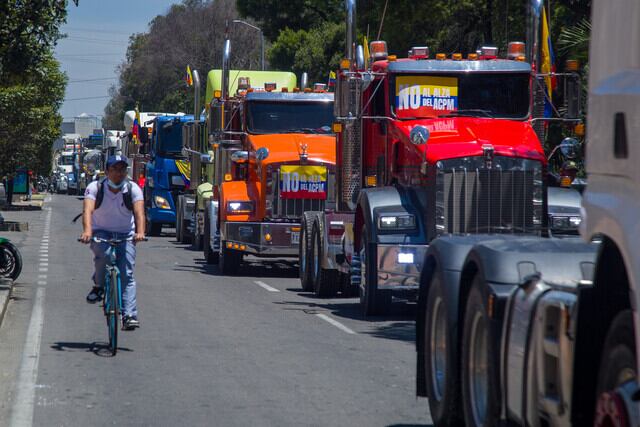 Camioneros adelantan movilizaciones pacificas sobre la calle 13, en Bogotá, en rechazo al aumento del precio del ACPM. Agosto 30, 2024.