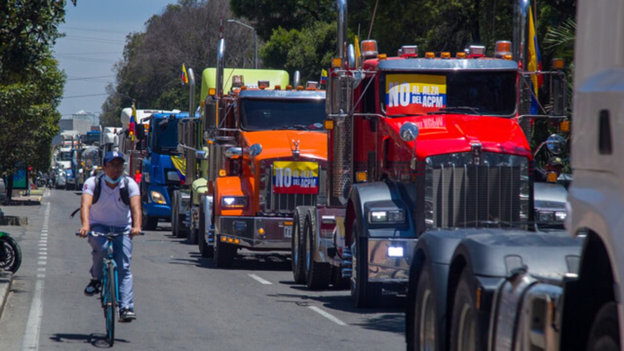 Camioneros adelantan movilizaciones pacíficas sobre la calle 13, en Bogotá, en rechazo al aumento del precio del ACPM.