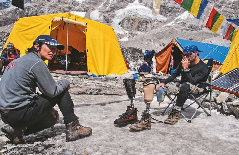 El montañista Nelson Cardona sufrió en 2006 un accidente mientras entrenaba para ir al Everest y hoy tiene una prótesis en la pierna derecha. Esto no le impidió acompañar al grupo a las siete cumbres. Se trata del único latinoamericano en condición de discapacidad que ha conseguido este logro. Hoy también se dedica a dar charlas sobre su experiencia.