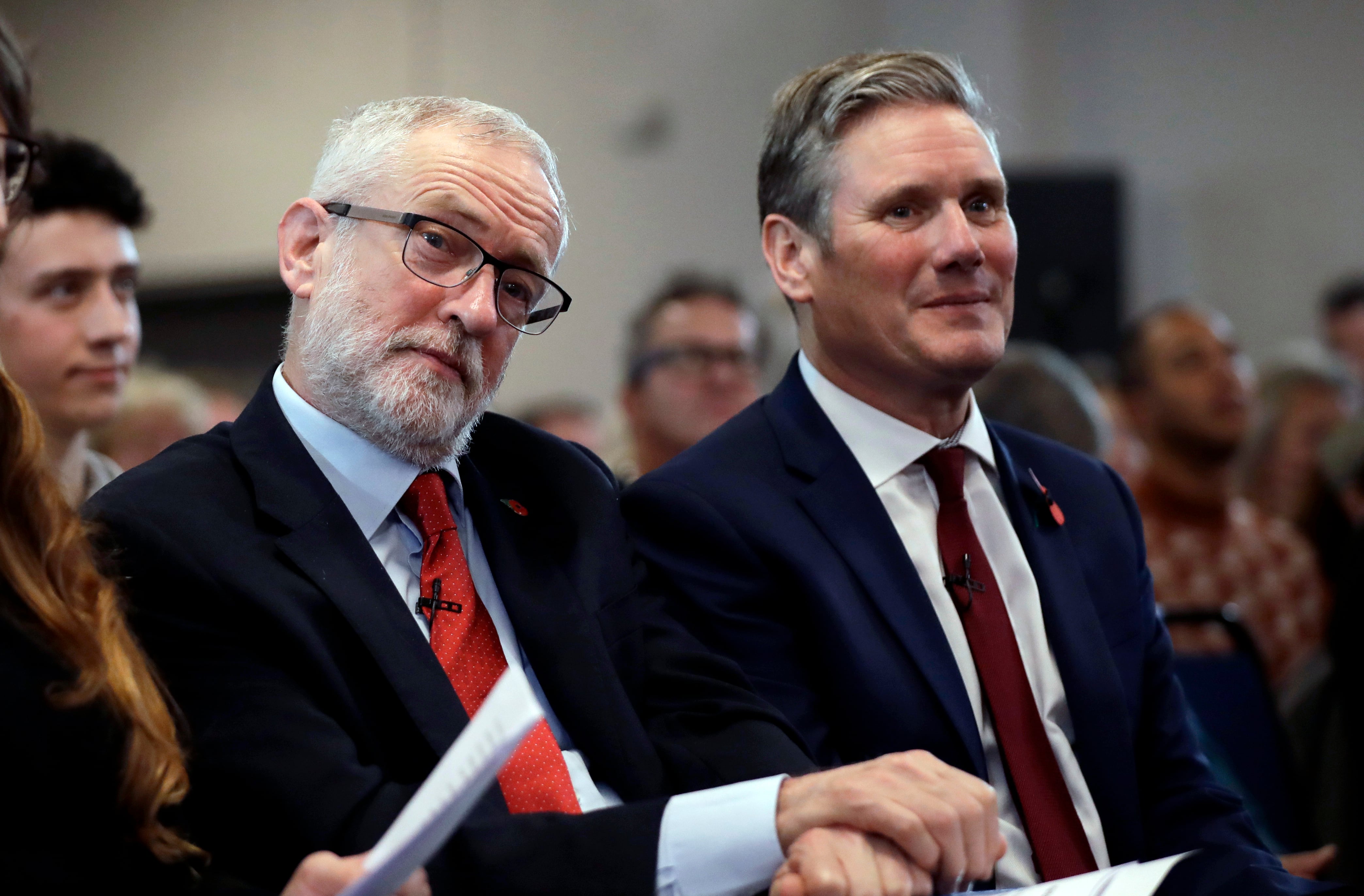 El líder del opositor Partido Laborista británico, Jeremy Corbyn, izquierda, espera para hablar junto al secretario de Estado en la sombra del Partido Laborista Keir Starmer para la Salida de la Unión Europea durante su evento de campaña electoral sobre el Brexit en Harlow, Inglaterra, el martes 5 de noviembre de 2019.