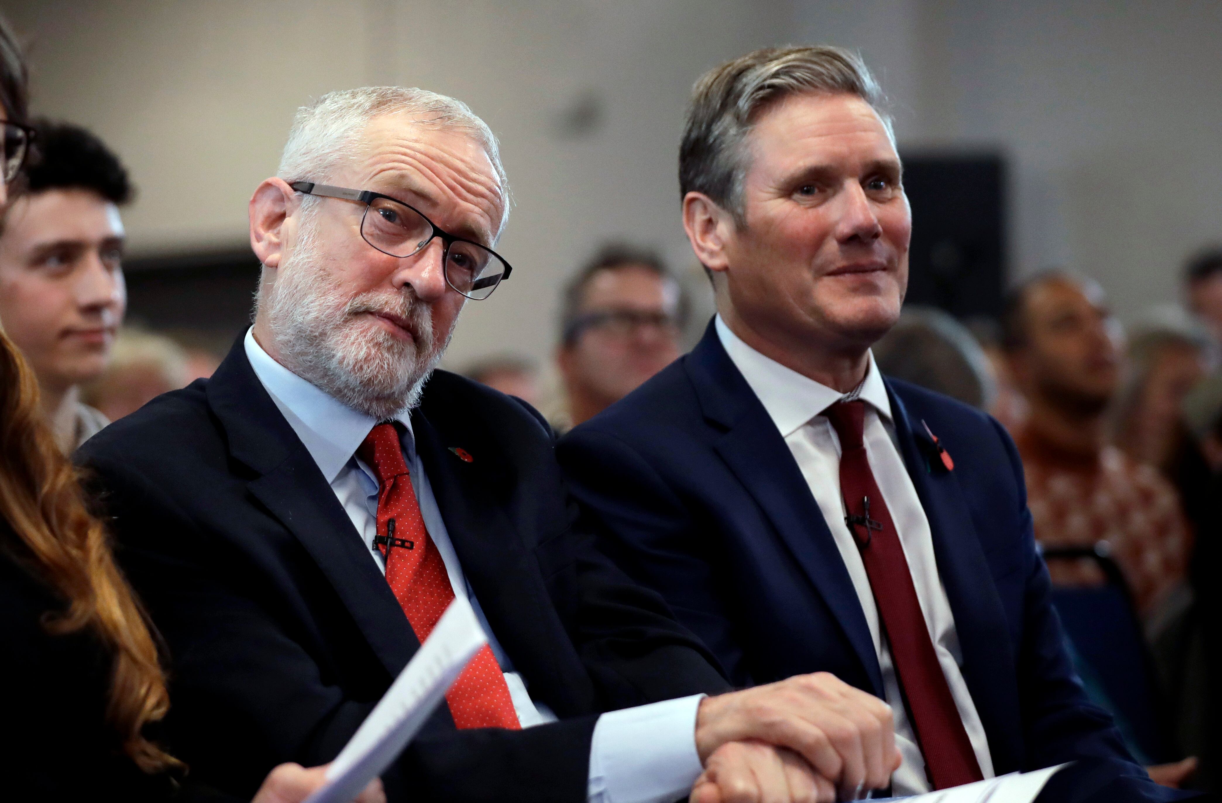 El líder del opositor Partido Laborista británico, Jeremy Corbyn, izquierda, espera para hablar junto al secretario de Estado en la sombra del Partido Laborista Keir Starmer para la Salida de la Unión Europea durante su evento de campaña electoral sobre el Brexit en Harlow, Inglaterra, el martes 5 de noviembre de 2019.