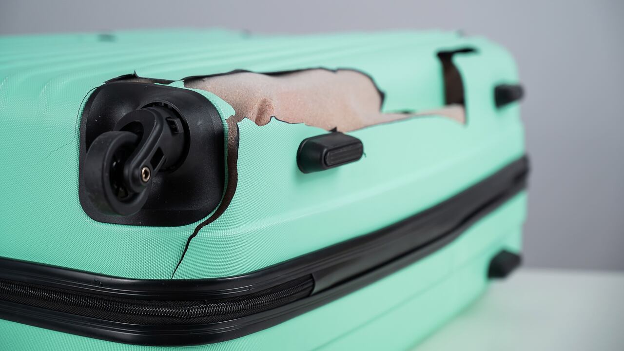 Maleta que llega dañada después de un viaje en avión