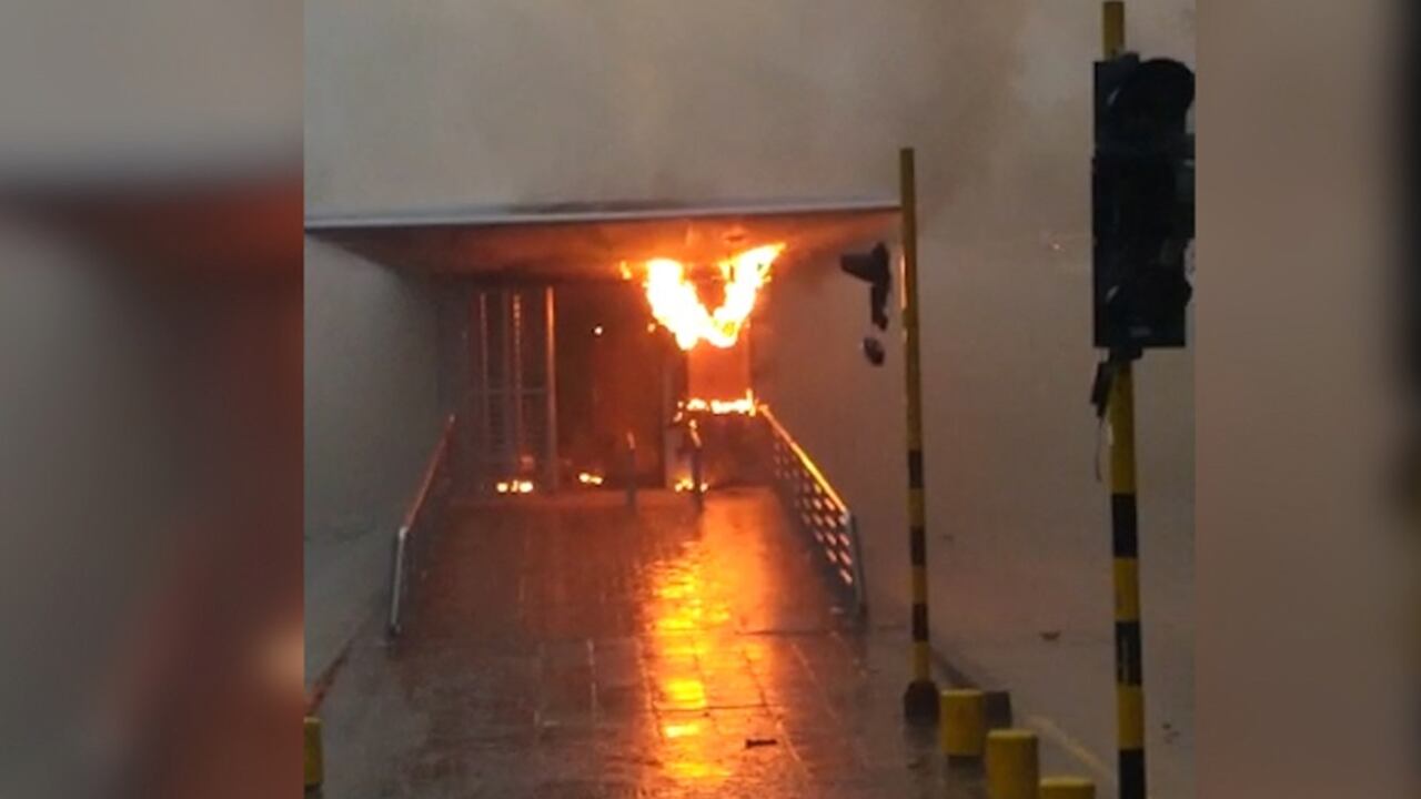 Estación incendiada en Cali. Foto de referencia.