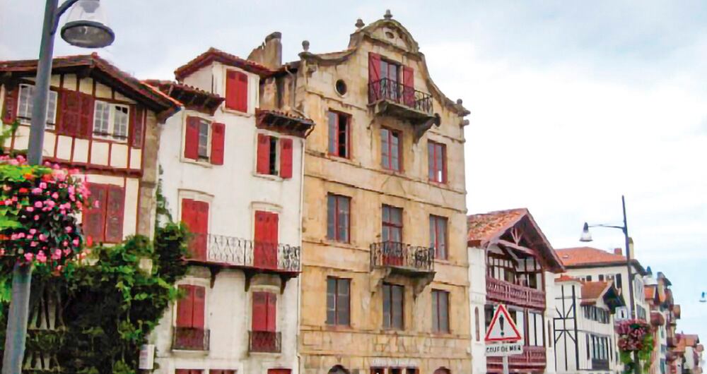 En Ciboure se encuentra la casa natal, de estilo holandés, de 1630, del genio musical. Ravel impactó a colegas y ha inspirado a incontables artistas mainstream.