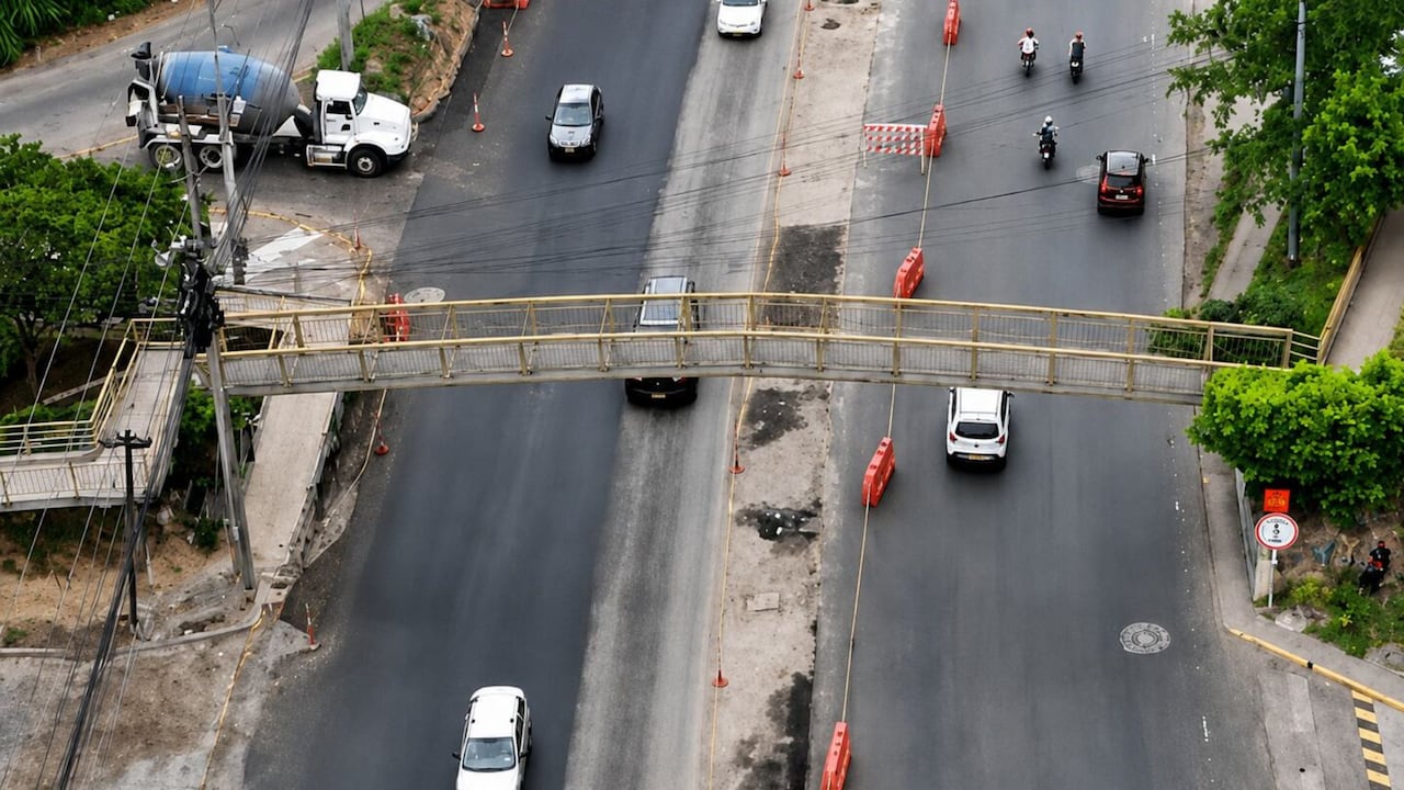 El retiro del puente peatonal hace parte de las obras del Tercer Carril en la autopista Floridablanca–Piedecuesta.