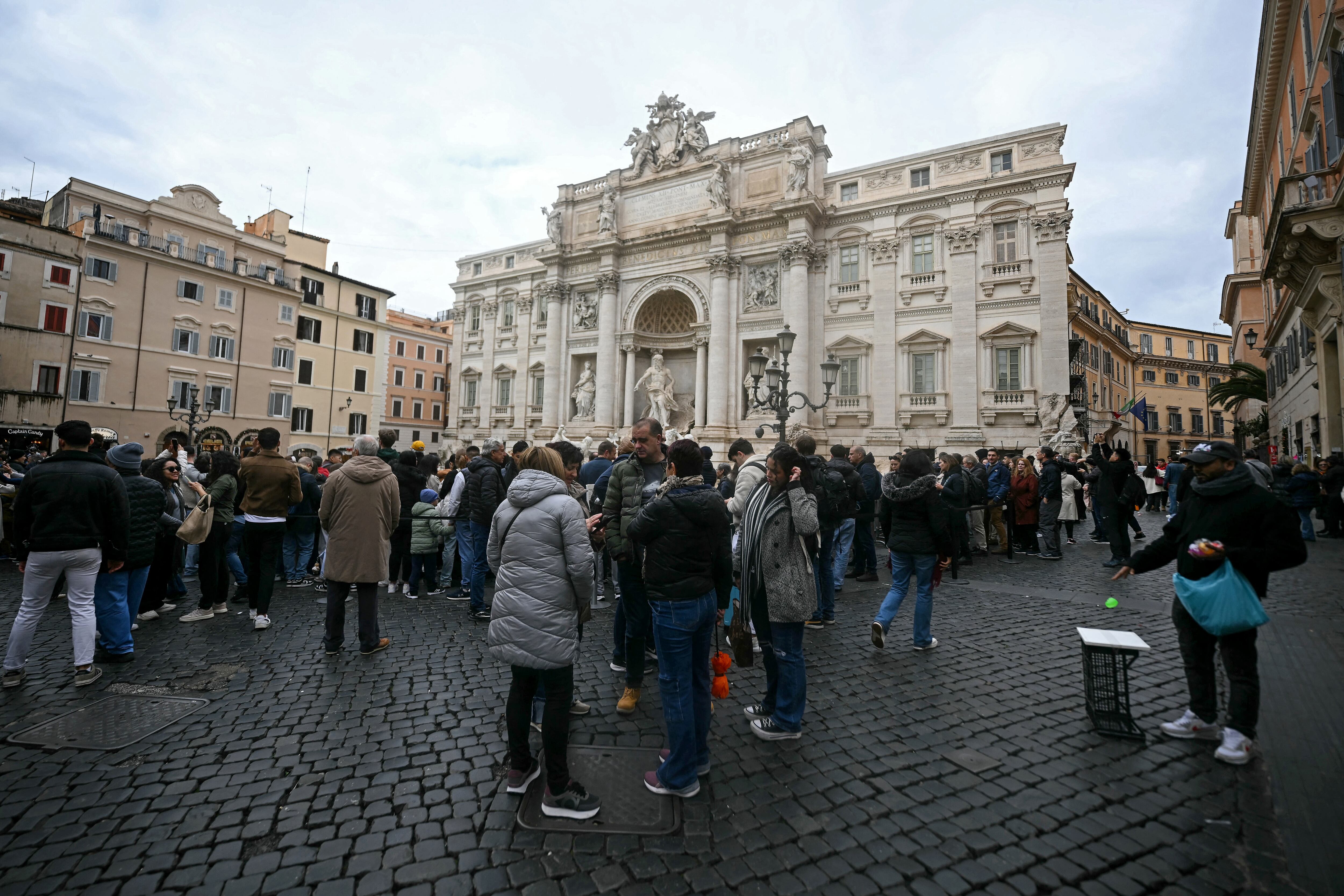 Turistas en el Fuente de Trevi