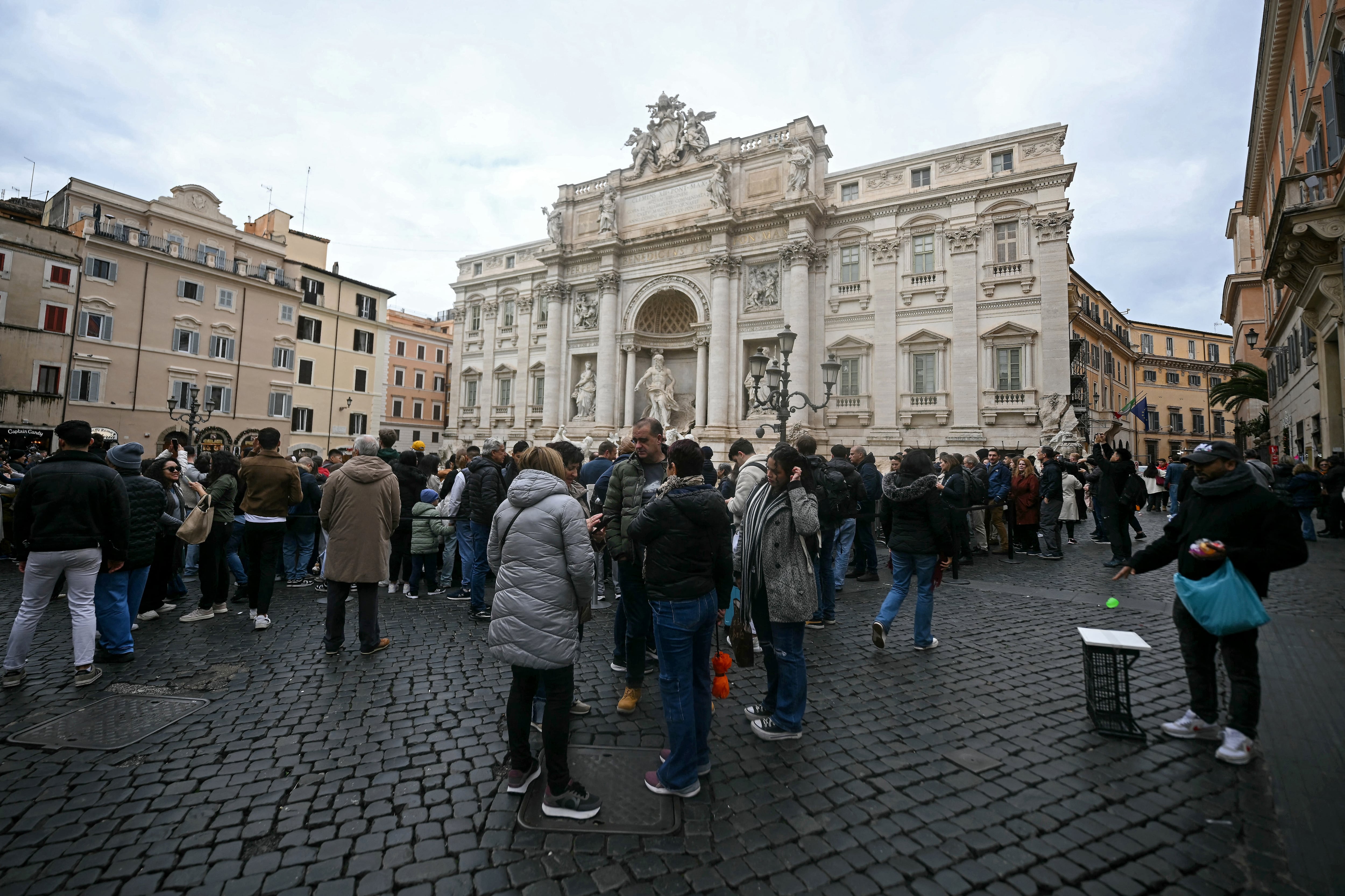 Turistas en el Fuente de Trevi