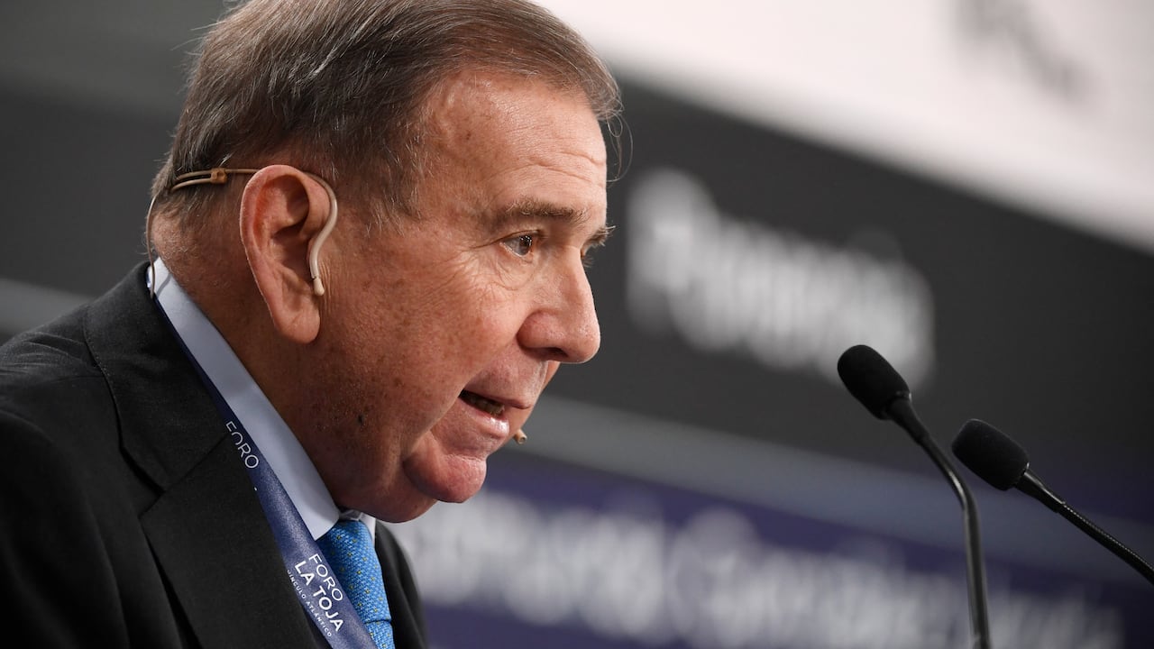 El candidato presidencial de la oposición venezolana, Edmundo González Urrutia, participa en el evento Foro La Toja - Enlace Atlántico, en A Illa da Toxa el 4 de octubre de 2024. (Foto de MIGUEL RIOPA / AFP)