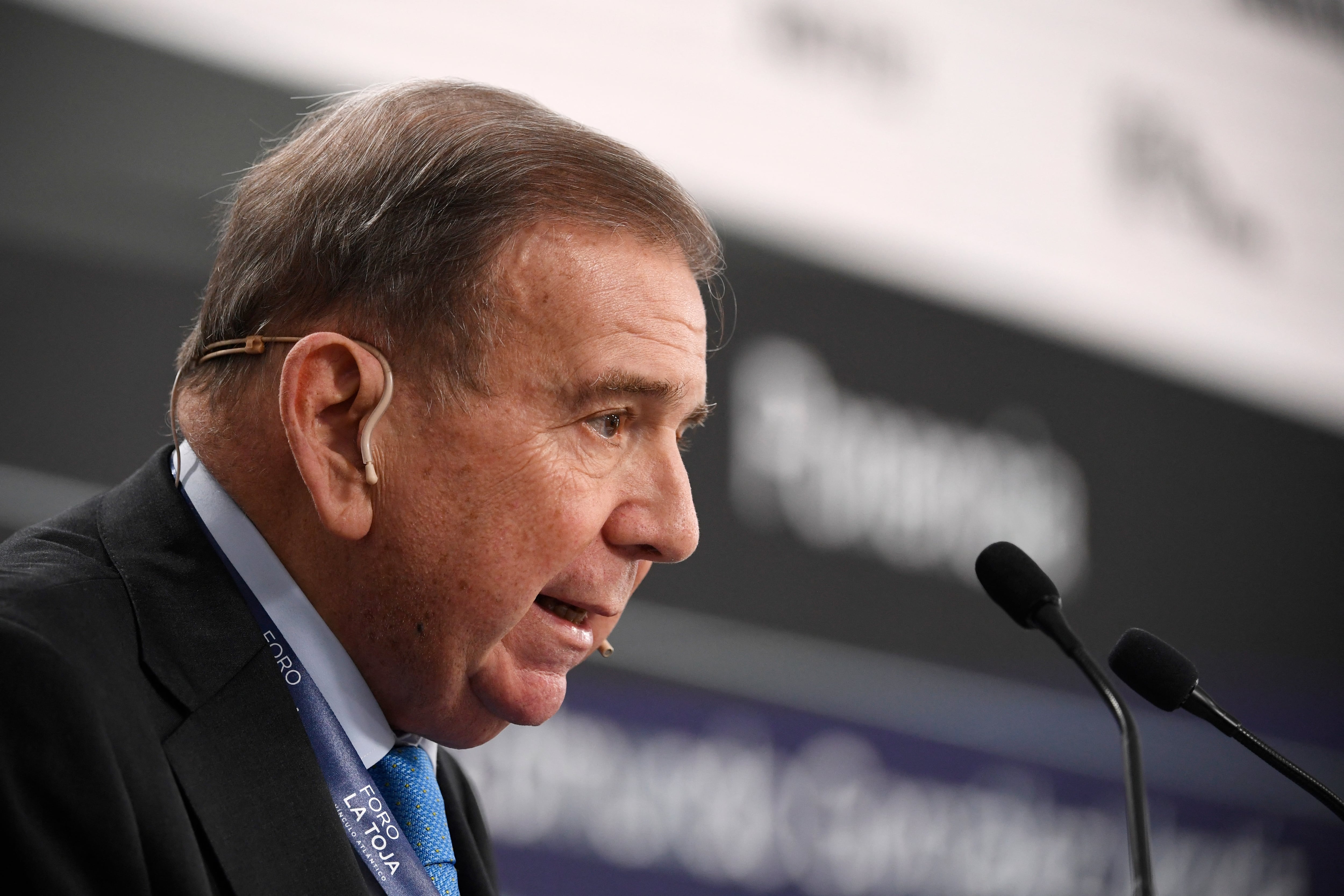 El candidato presidencial de la oposición venezolana, Edmundo González Urrutia, participa en el evento Foro La Toja - Enlace Atlántico, en A Illa da Toxa el 4 de octubre de 2024. (Foto de MIGUEL RIOPA / AFP)