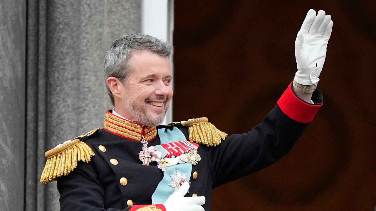 El rey Frederik X de Dinamarca saluda desde el balcón del Palacio de Christiansborg en Copenhague, Dinamarca, el domingo 14 de enero de 2024. La reina Margarita II se convirtió en la primera monarca de Dinamarca en abdicar en casi 900 años cuando entregó el trono a su hijo, quien convertirse en el rey Federico X.