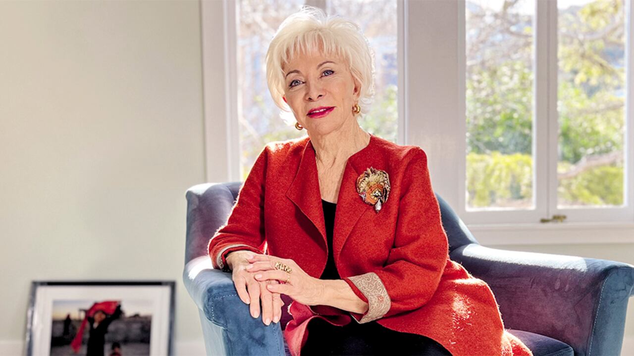 “La escritura es lo que me mantiene viva. Mis nietos me dicen que en mi cabeza hay un pueblo y yo vivo allí, y es verdad, allí es donde viven todos mis personajes”, dice la autora de casi 80 años.