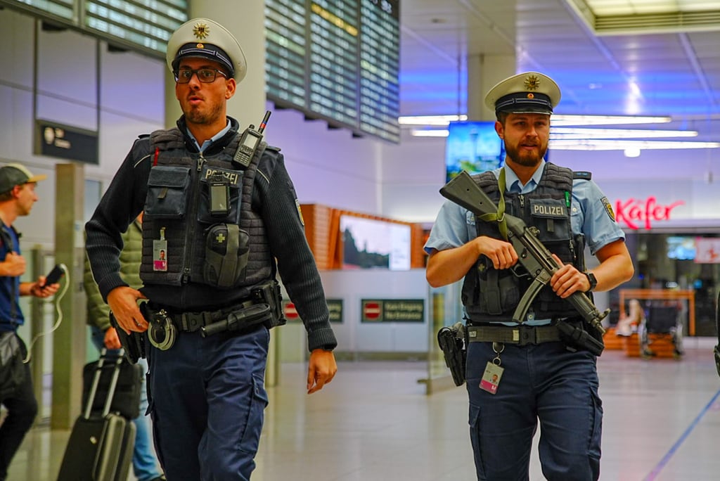 Agentes de policía patrullan el aeropuerto de Múnich tras el cierre de operaciones debido a posibles nuevos avistamientos de drones el viernes 3 de octubre de 2025 en Múnich. (Enrique Kaczor/dpa vía AP)