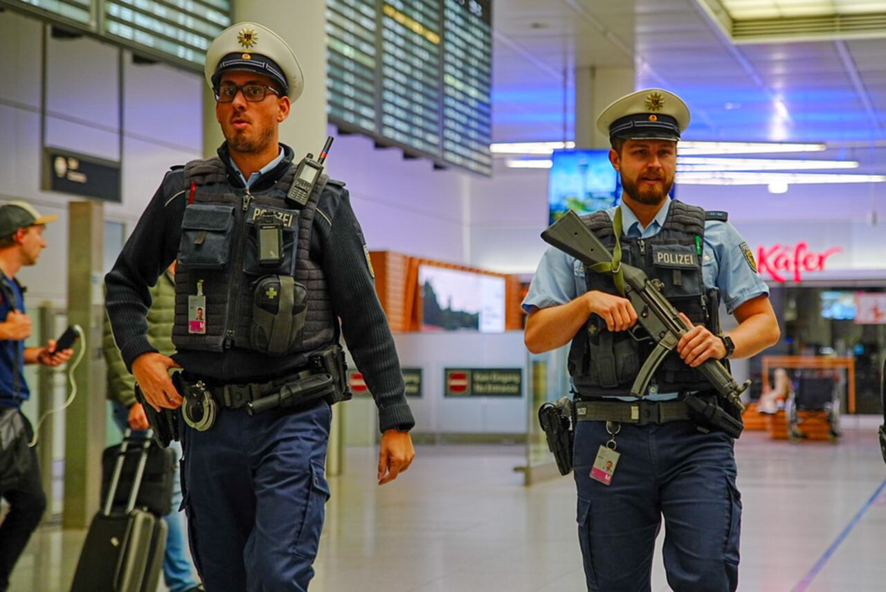 Agentes de policía patrullan el aeropuerto de Múnich tras el cierre de operaciones debido a posibles nuevos avistamientos de drones el viernes 3 de octubre de 2025 en Múnich. (Enrique Kaczor/dpa vía AP)