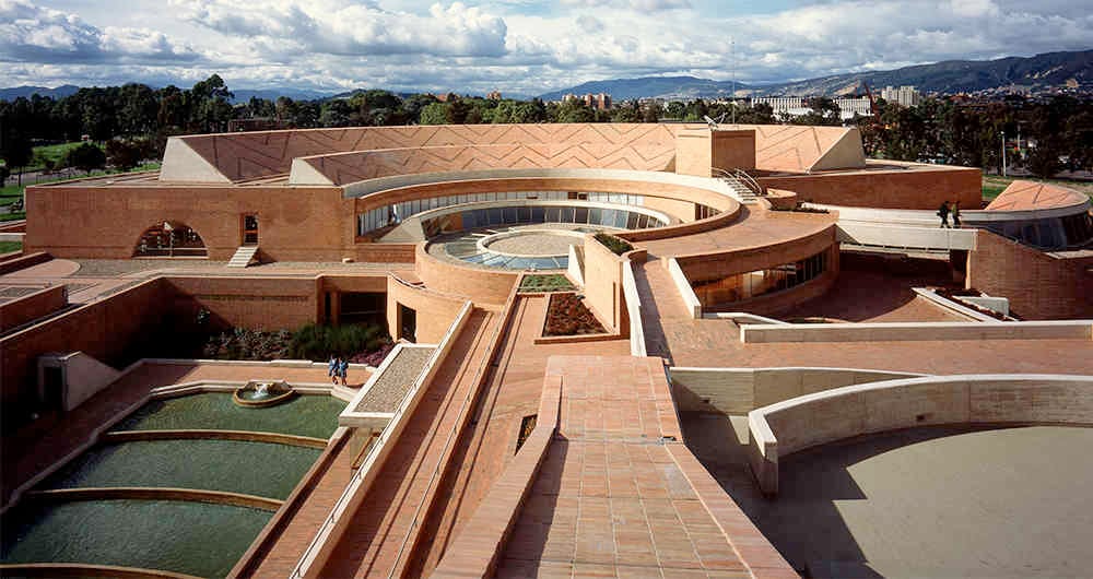La construcción de la Biblioteca Virgilio Barco, diseñada por Rogelio Salmona, empezó en 1999 y culminó en 2001. Foto: Fundación Rogelio Salmona 