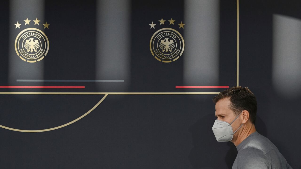 El director deportivo de la federación alemana de fútbol, Oliver Bierhoff, compareció en una rueda de prensa, en Wolfsburgo, el martes 9 de noviembre de 2021.