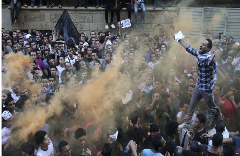 Miles de manifestantes también tomaron las calles de El Cairo y se reunieron a las puertas de la embajada de Estados Unidos en Egipto.
