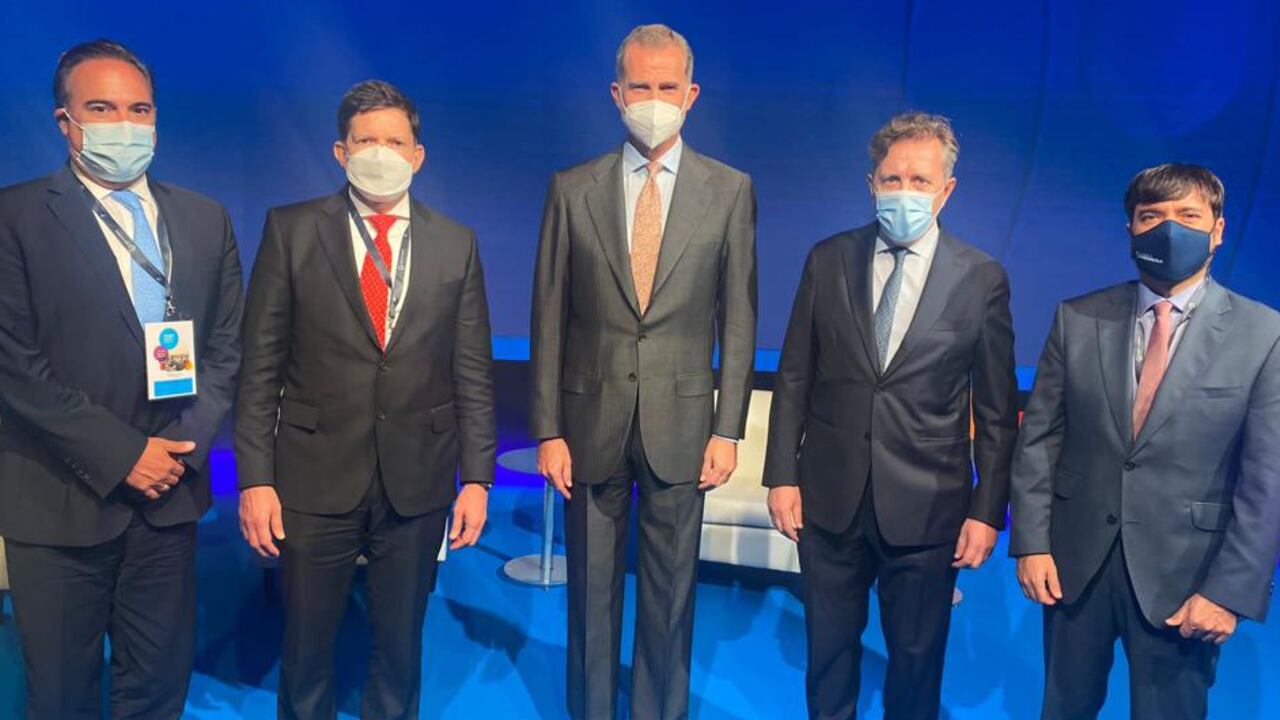 De izquierda a derecha: el embajador Luis Guillermo Plata; el ministro de Justicia, Wilson Ruiz; el Rey de España Felipe VI; el presidente de la World Jurist Association, Javier Cremades; y el alcalde de Barranquilla, Jaime Pumarejo.