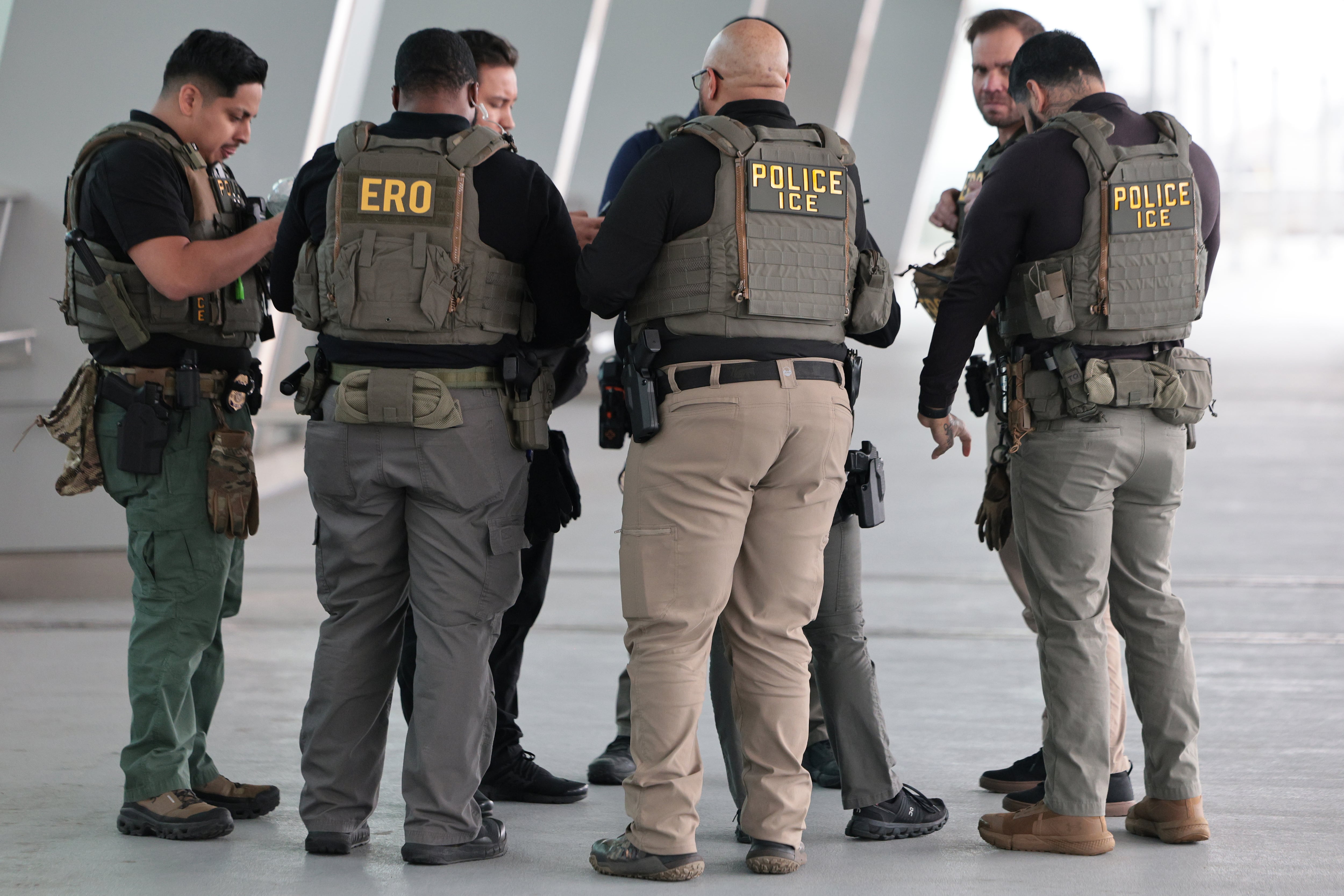 Agentes de ICE en el aeropuerto LaGuardia, en Nuvea York.