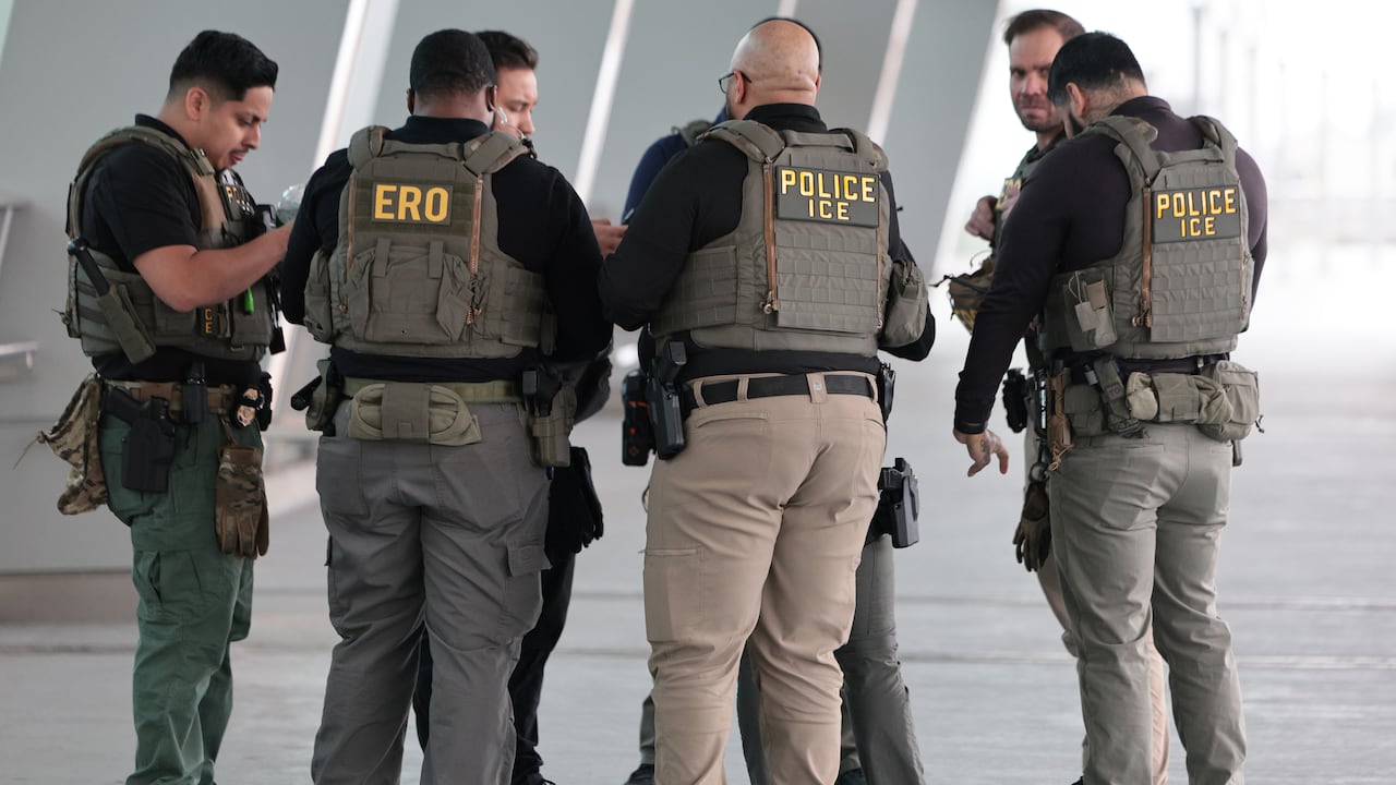 Agentes de ICE en el aeropuerto La Guardia, en Nueva York.