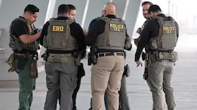 Agentes de ICE en el aeropuerto LaGuardia, en Nuvea York.