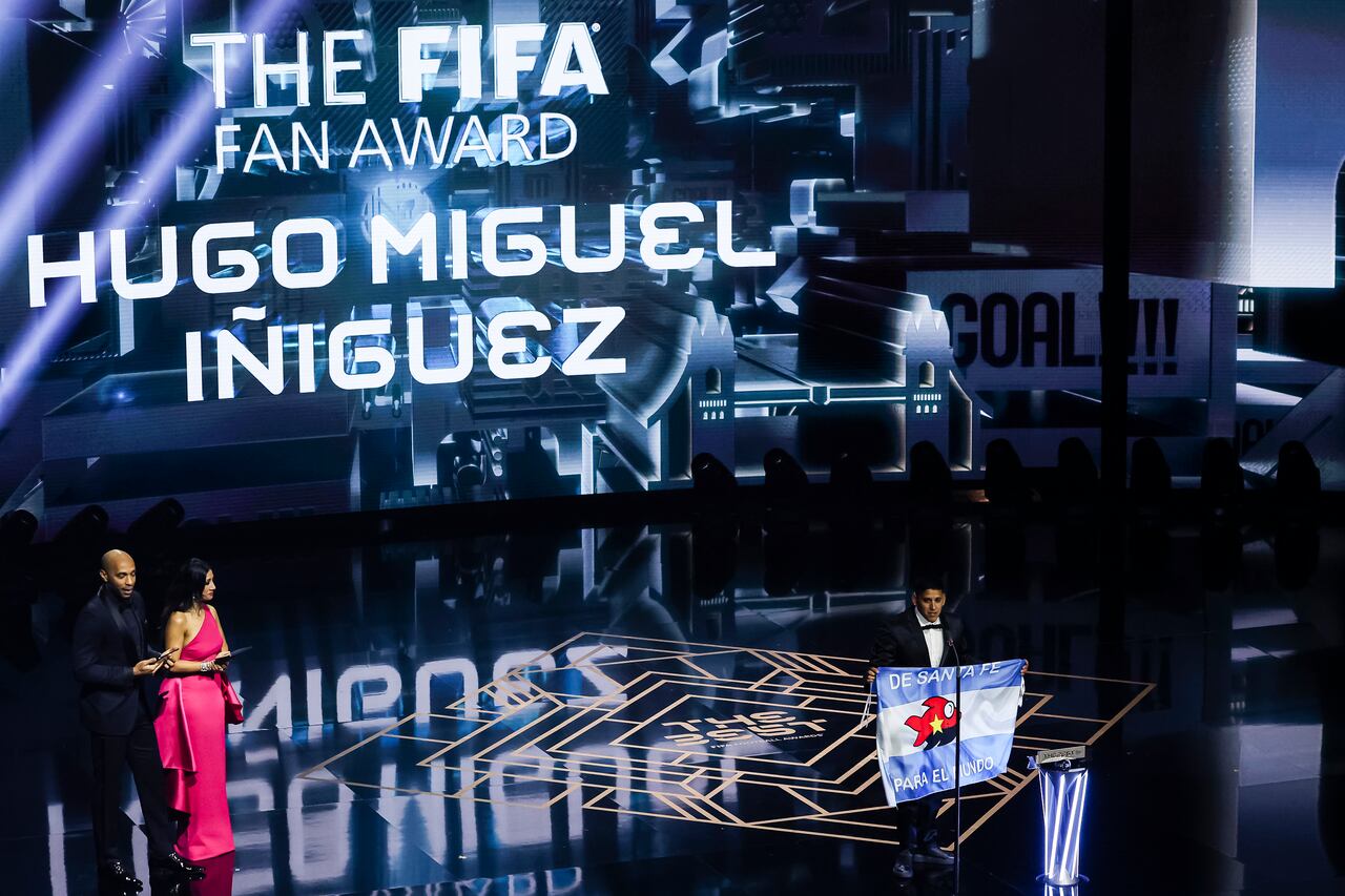 Hugo Miguel Iñiguez recibe el Premio del Aficionado de la FIFA durante la entrega de los premios The Best FIFA Football Awards 2023 en el Teatro Apollo el 15 de enero de 2024 en Londres, Inglaterra.