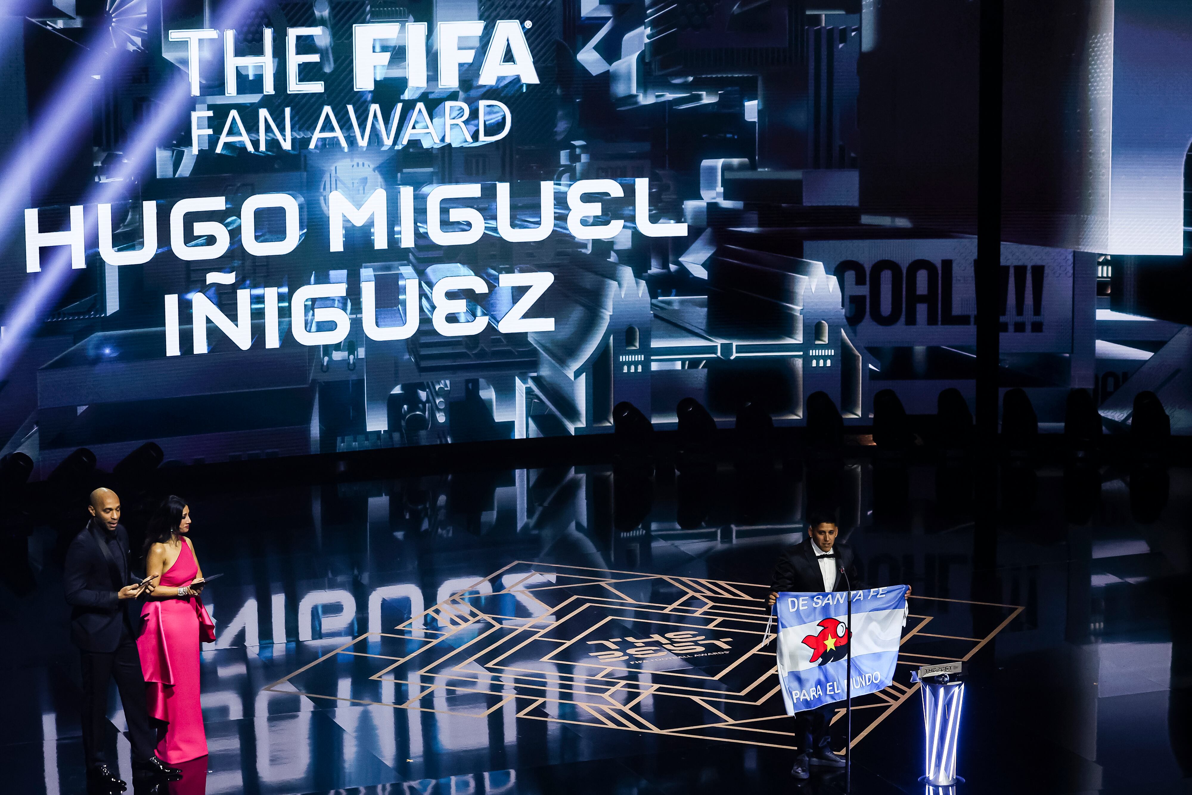 Hugo Miguel Iñiguez recibe el Premio del Aficionado de la FIFA durante la entrega de los premios The Best FIFA Football Awards 2023 en el Teatro Apollo el 15 de enero de 2024 en Londres, Inglaterra.