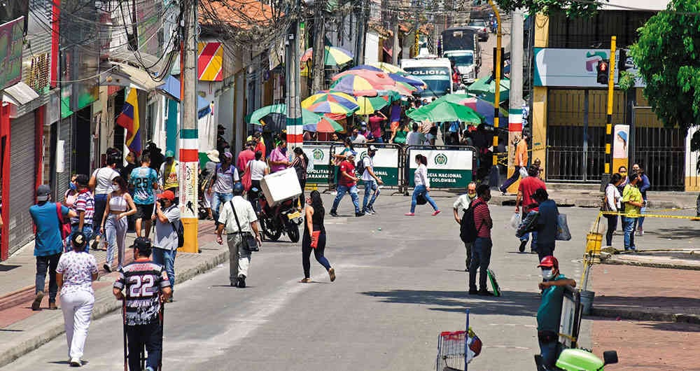 Para adaptarse a la nueva realidad y a las restricciones del comercio, muchas compañías han optado por reducir sus operaciones en términos de personal y puntos de venta.