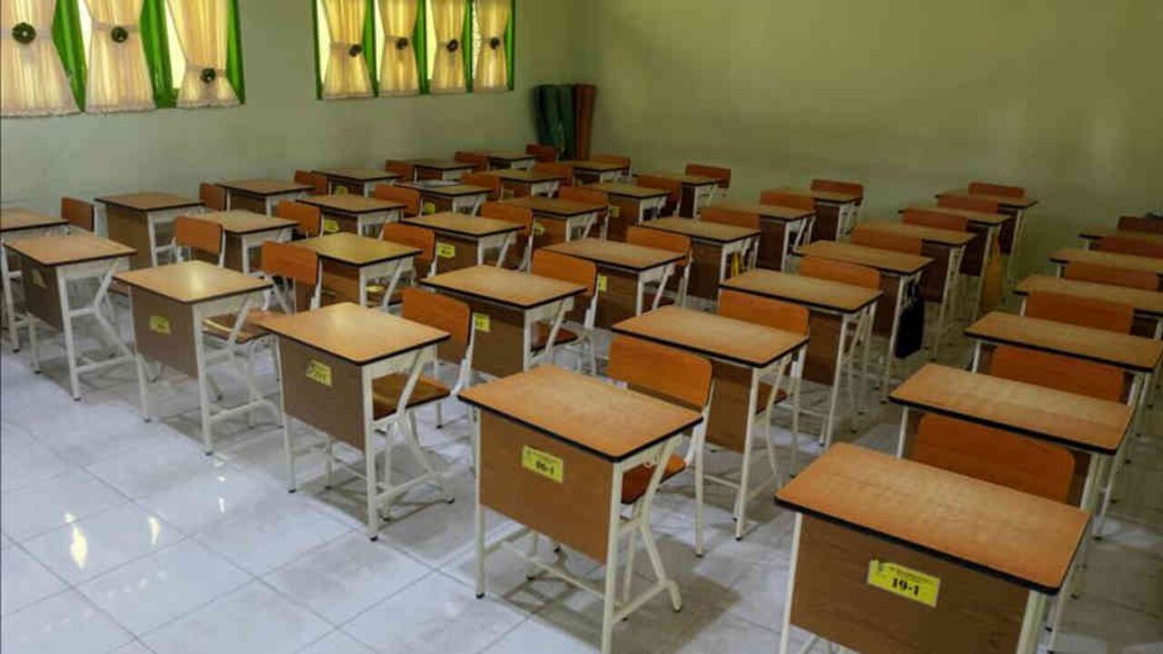 La agudización de la crisis económica, tras una ligera mejoría en los primeros meses del año, ha obligado a muchos de los alumnos, sobre todo en la etapa de educación básica secundaria y media, a trabajar en el marco de la contingencia.