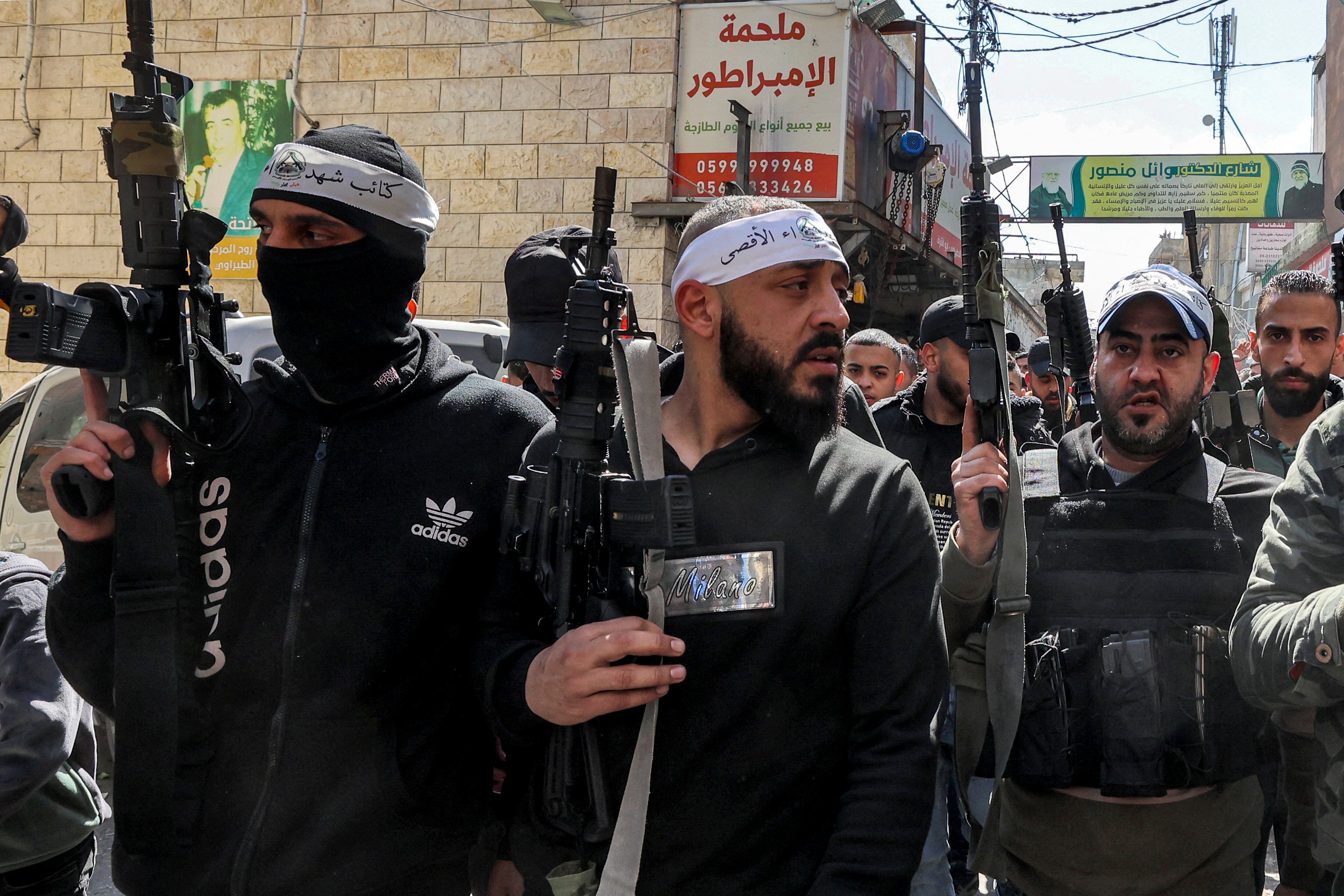 Palestinos armados marchan durante el funeral de Abdel Fatah Hussein Khroushah, un palestino de 49 años asesinado el día anterior y acusado de matar a dos colonos israelíes en la ciudad palestina de Huwara el 26 de febrero, en el campamento de refugiados palestinos de Askar. al este de Nablus en Cisjordania ocupada el 8 de marzo de 2023. (Foto de Zain Jaafar / AFP)