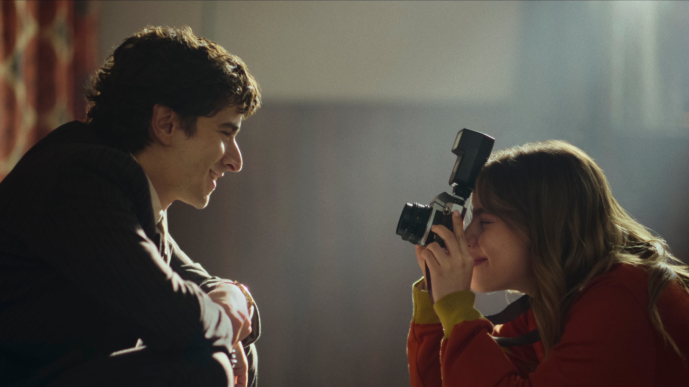 Emmanuel Restrepo es Camilo Granados, Francisca Estévez es Eva Samper en 'La Primera Vez' S3. Cr. Courtesy of Netflix ©2025