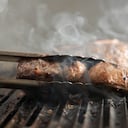 Los asados suele hacerse también con embutidos, carne de cerdo, pollo, langostinos y hasta pescado.