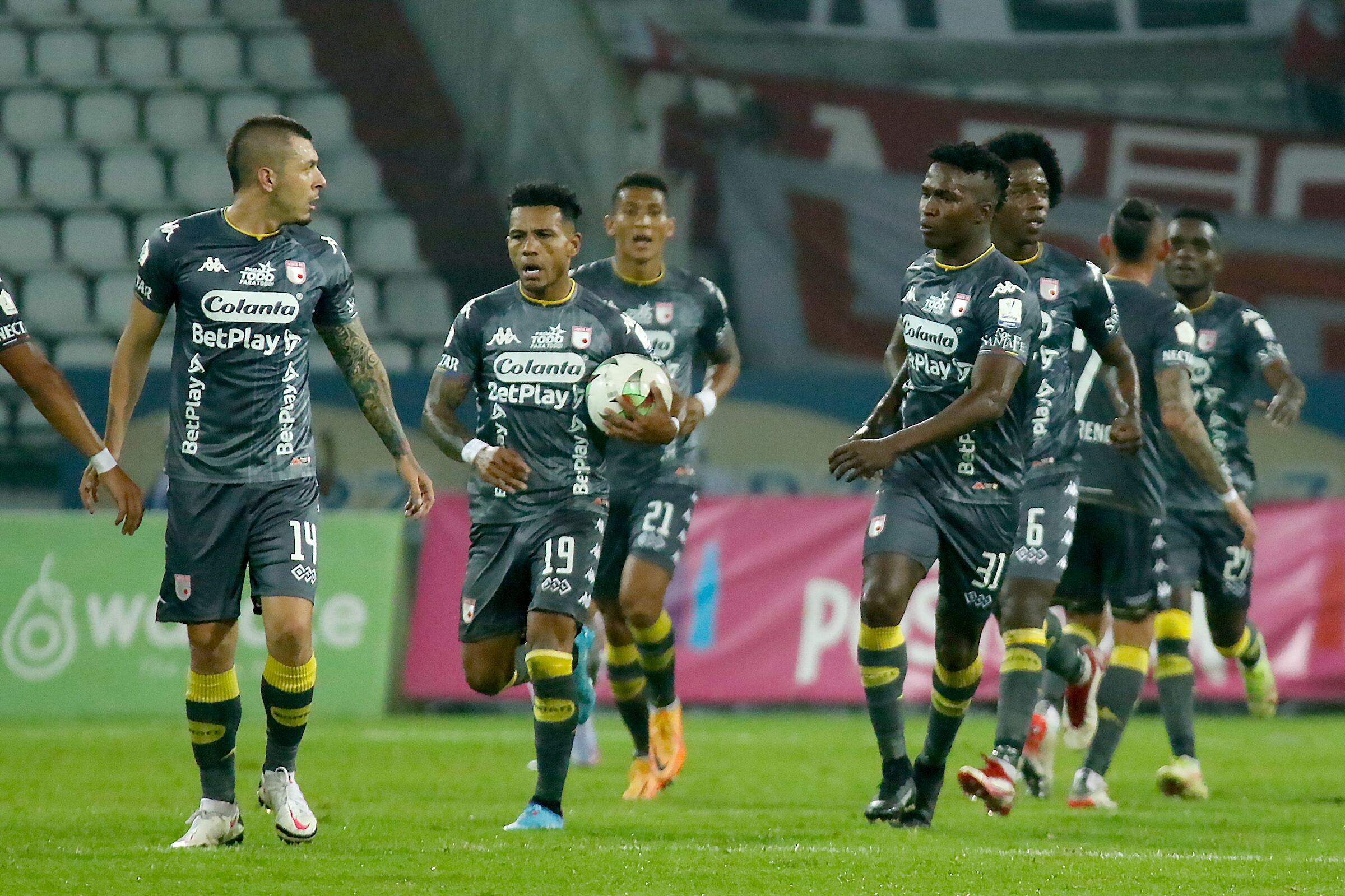 MANIZALES - COLOMBIA, 14-05-2022: Wilson Morelo del Santa Fe celebra después el primer gol de su equipo durante partido por la fecha 20 de la Liga BetPlay DIMAYOR I 2022 entre Once Caldas e Independiente Santa Fe jugado en el estadio Palogrande de la ciudad de Manizales. / Wilson Morelo of Santa Fe celebrates after scoring the first goal of his team during match for the date 20 as part of BetPlay DIMAYOR League I 2022 between Once Caldas and Independiente Santa Fe played at the Palogrande stadium in Manizales city. Photo: VizzorImage / John Jairo Bonilla / Cont