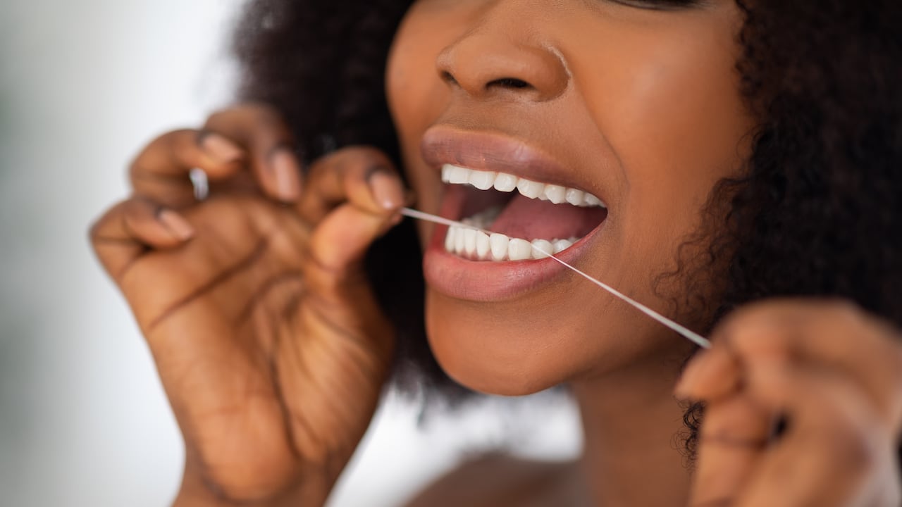 Usar el hilo dental de forma adecuada mantendrá los dientes y encías sanas.