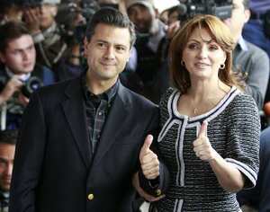 Enrique Peña Nieto lidera la carrera presidencial. Está casado con Angélica Rivera, una actriz de telenovelas.
