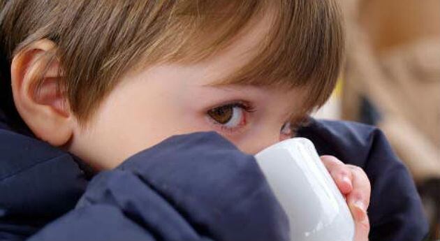 lLs niños menores de 12 años no consuman bebidas con cafeína, incluyendo por supuesto, el café té, refrescos, bebidas deportivas u otros productos y para los adolescentes entre 12 y 18 años.