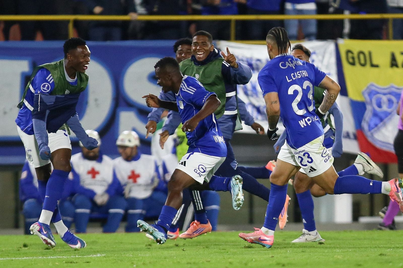 Millonarios celebrando el gol del triunfo sobre Boston River en Copa Sudamericana.